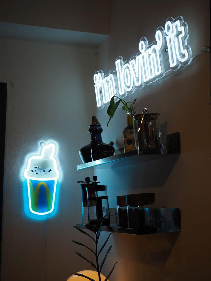 Pièce de la collection mise en scène à la maison : néon LED
