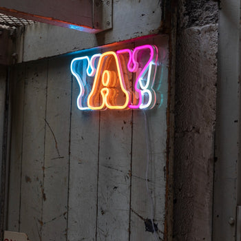 YAY! by Yoni Alter, signe en néon LED