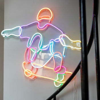 Skater by Yoni Alter, signe en néon LED