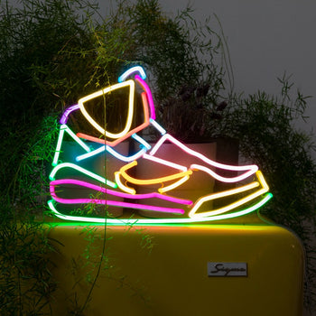 Sneaker by Yoni Alter, signe en néon LED