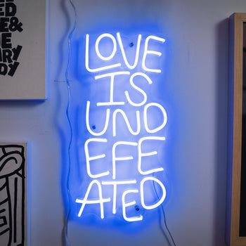 Love is Undefeated by Timothy Goodman, signe en néon LED