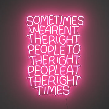 Right People, Right Time by Timothy Goodman, signe en néon LED