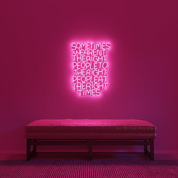 Right People, Right Time by Timothy Goodman, signe en néon LED