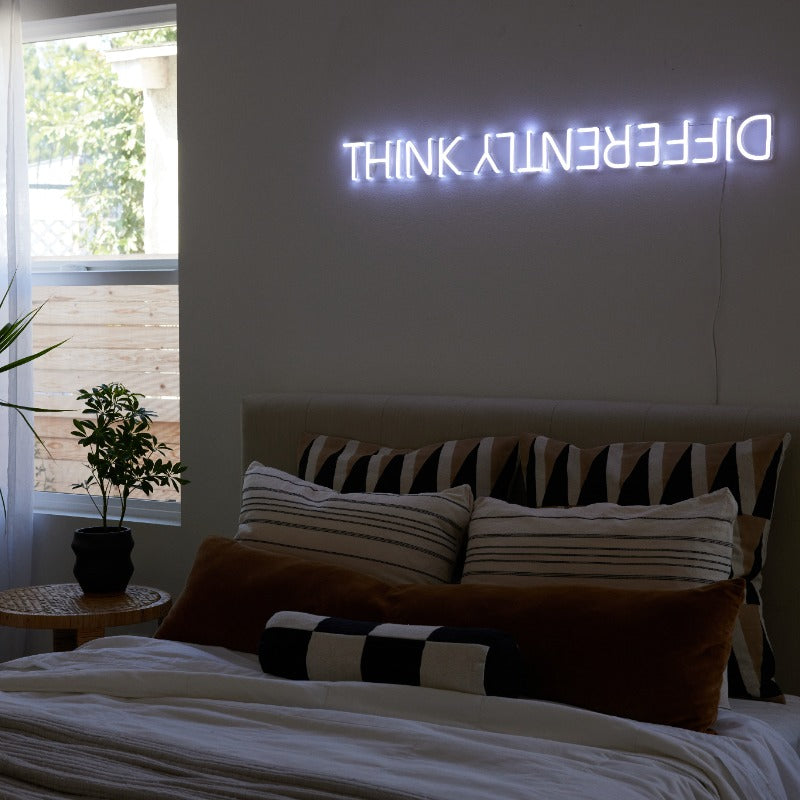 Think Differently by Bobby Berk, signe en néon LED