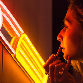 Golden Lipstick by Tom Wesselmann, signe en néon LED