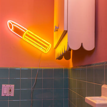 Golden Lipstick by Tom Wesselmann, signe en néon LED