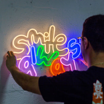 Smile Always by Vic Garcia - Signe en néon LED