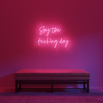 Slay the fucking day by Zoe Roe, signe en néon LED