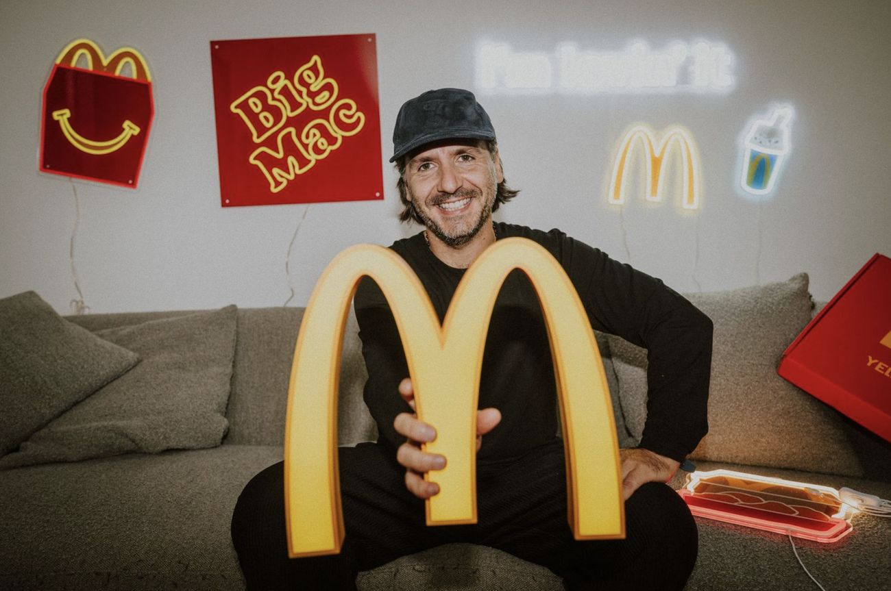 Jeremy, fondateur de Yellowpop, avec un néon Golden Arches