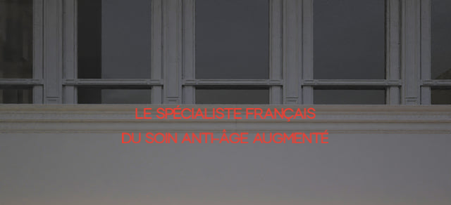 Custom text: LE SPÉCIALISTE FRANÇAIS 
DU SOIN ANTI-ÂGE AUGMENTÉ