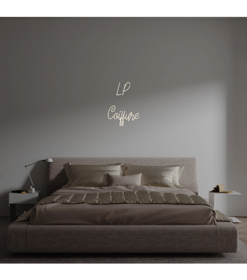 Custom text: LP
Coiffure