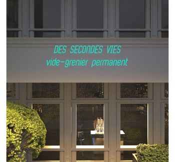 Custom text: DES SECONDES VIES
vide-grenier permanent