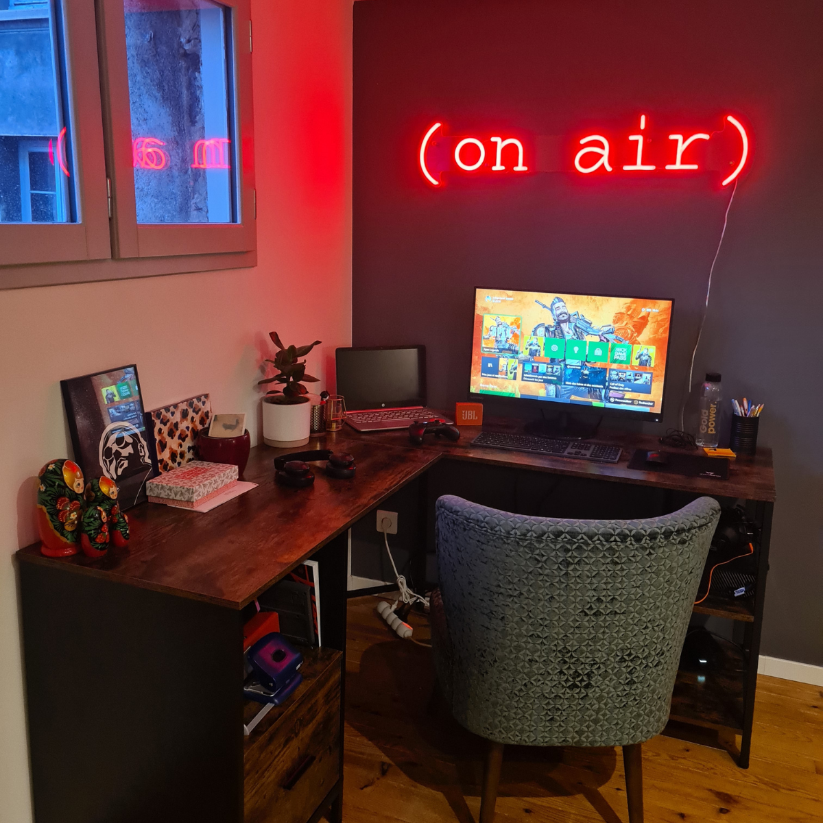 On air, Neon-LED-Zeichen