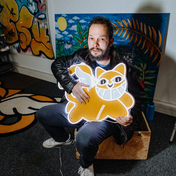 Herr Katze, Zeichen aus Neon-LEDs