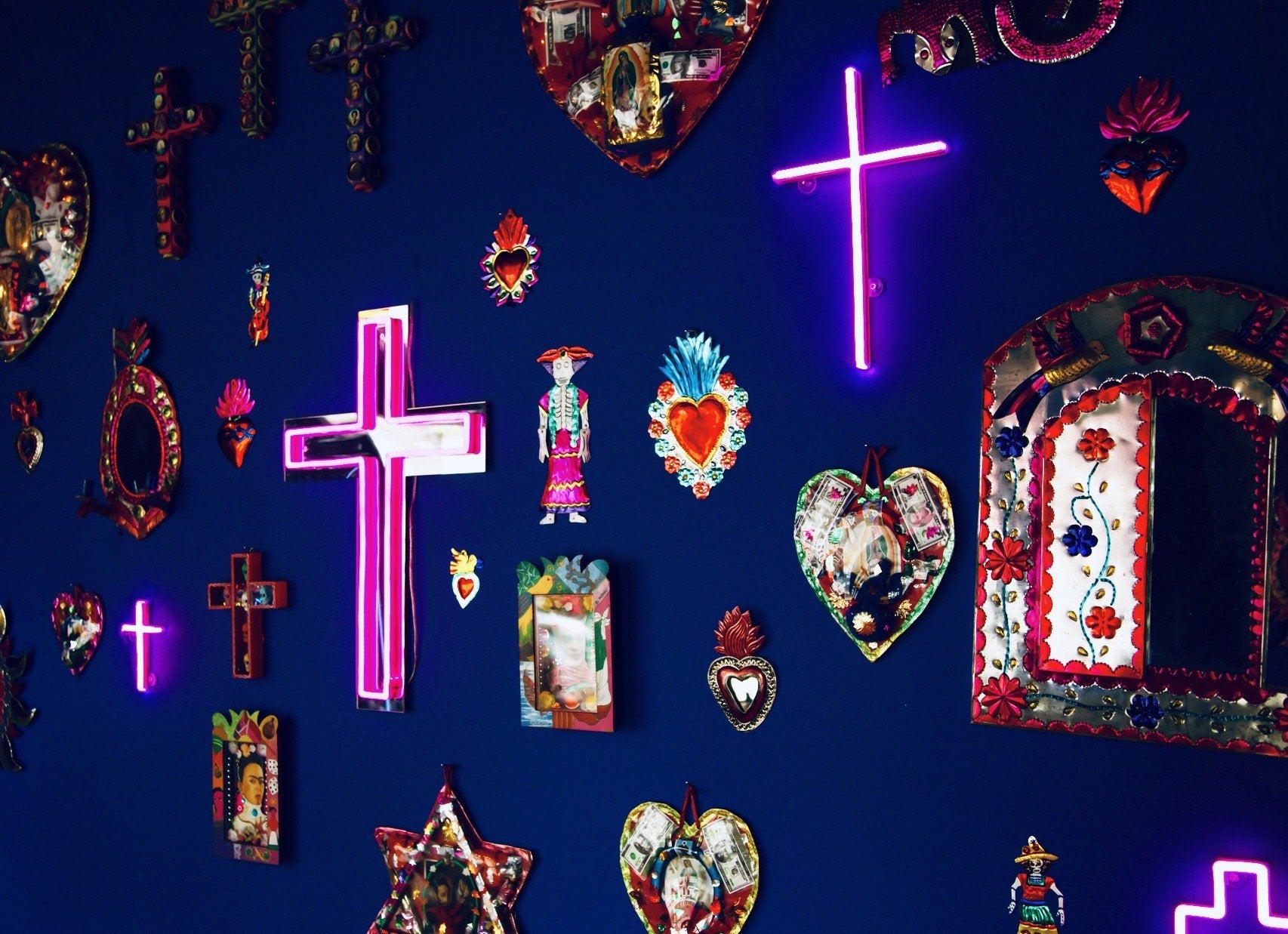 How to decorate large walls?