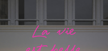 Custom text: La vie 
est belle