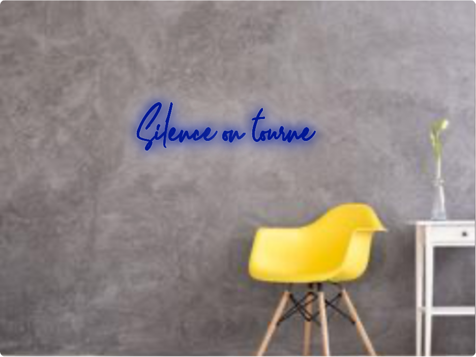 Custom text: Silence on tourne